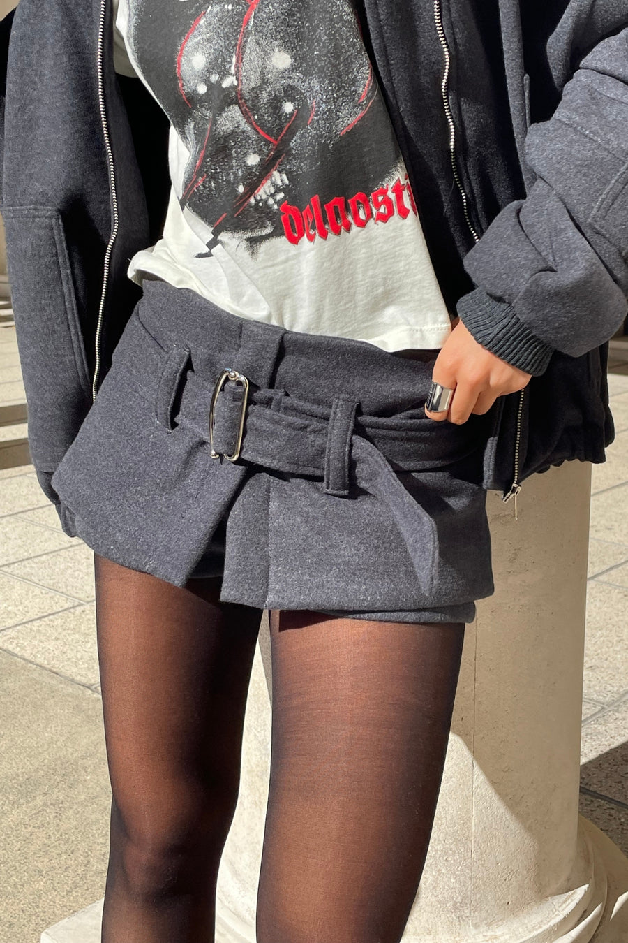 Short pollera tiro bajo de paño con cinturón color gris oscuro.