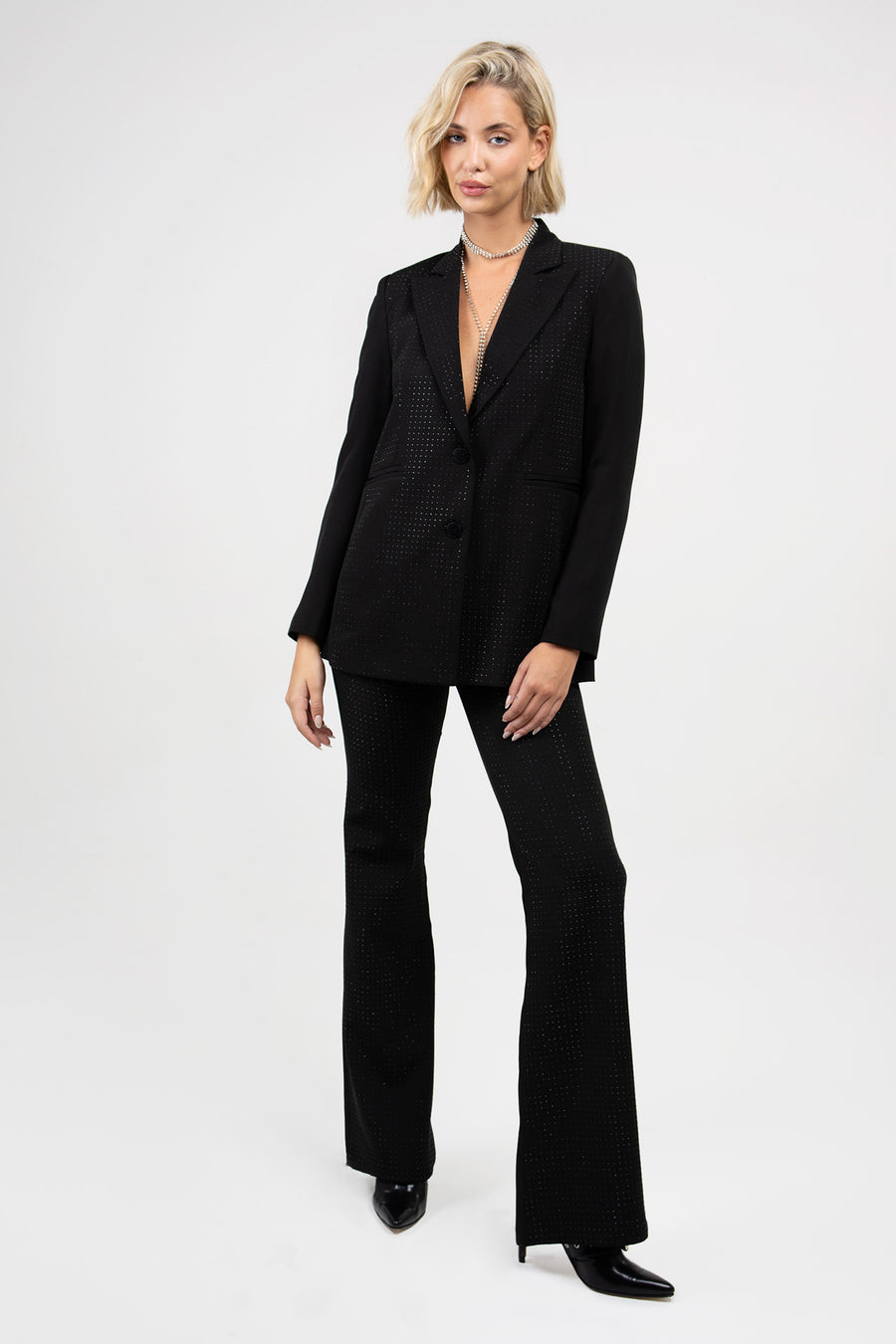 Modelo posando con Blazer Aurora sastrero de silueta regular con hotfix en toda la prenda.