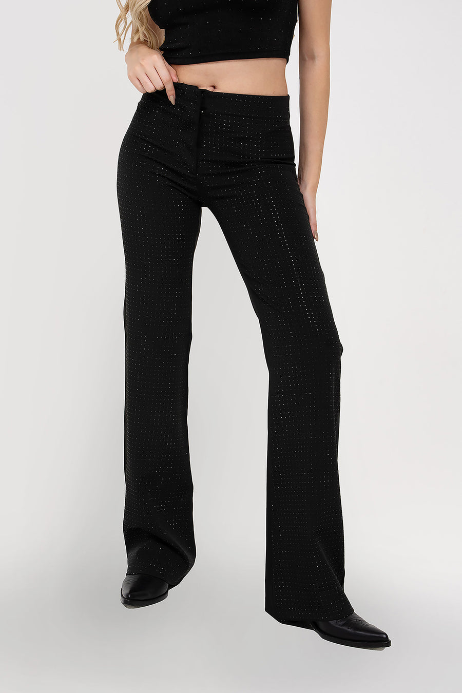 Pantalón Aurora sastrero recto y tiro medio, cuenta con full hotfix en delantero, color negro. 