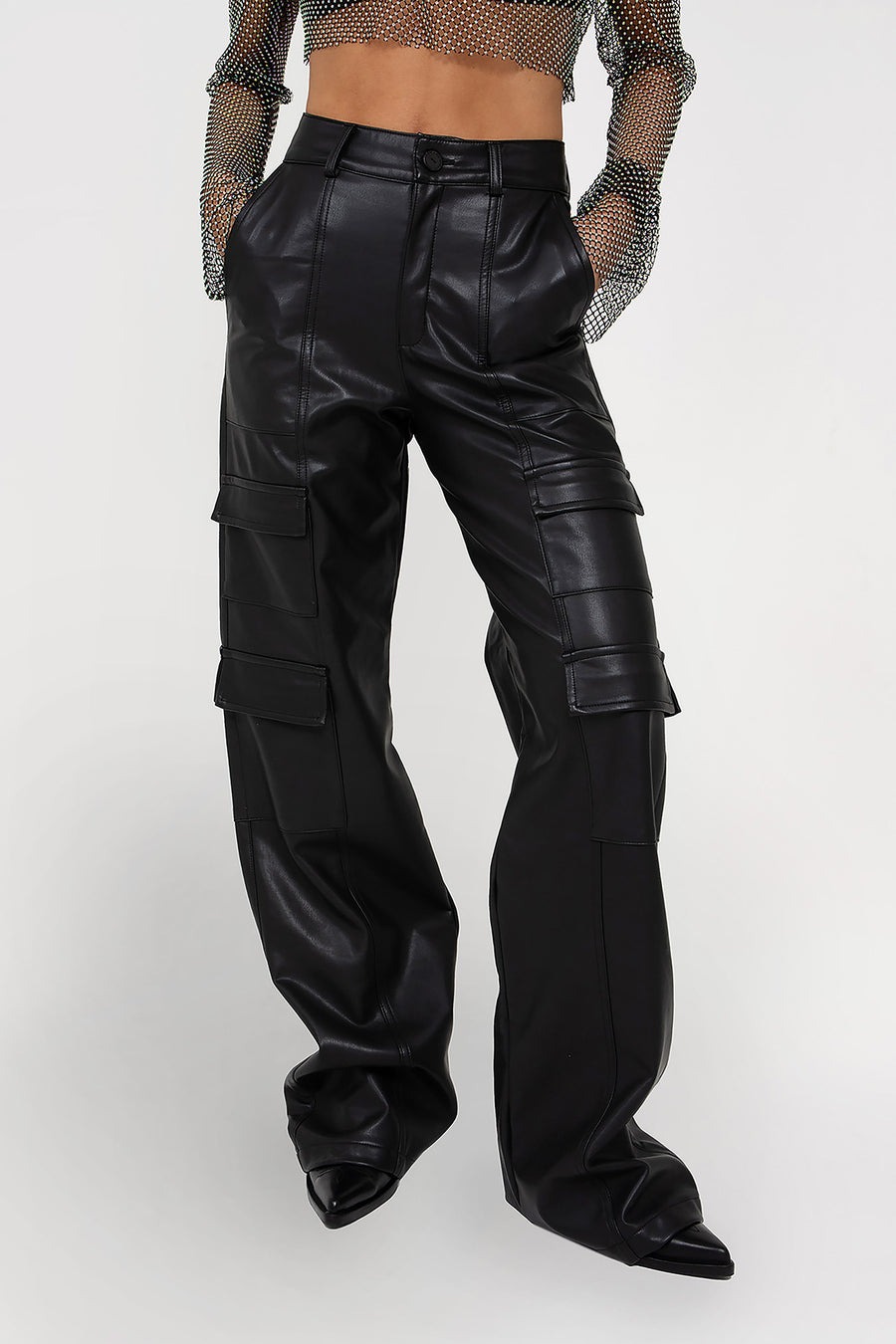Foto detalle de modelo posando con Pantalón Midnight cargo tiro alto de PU con bolsillos.