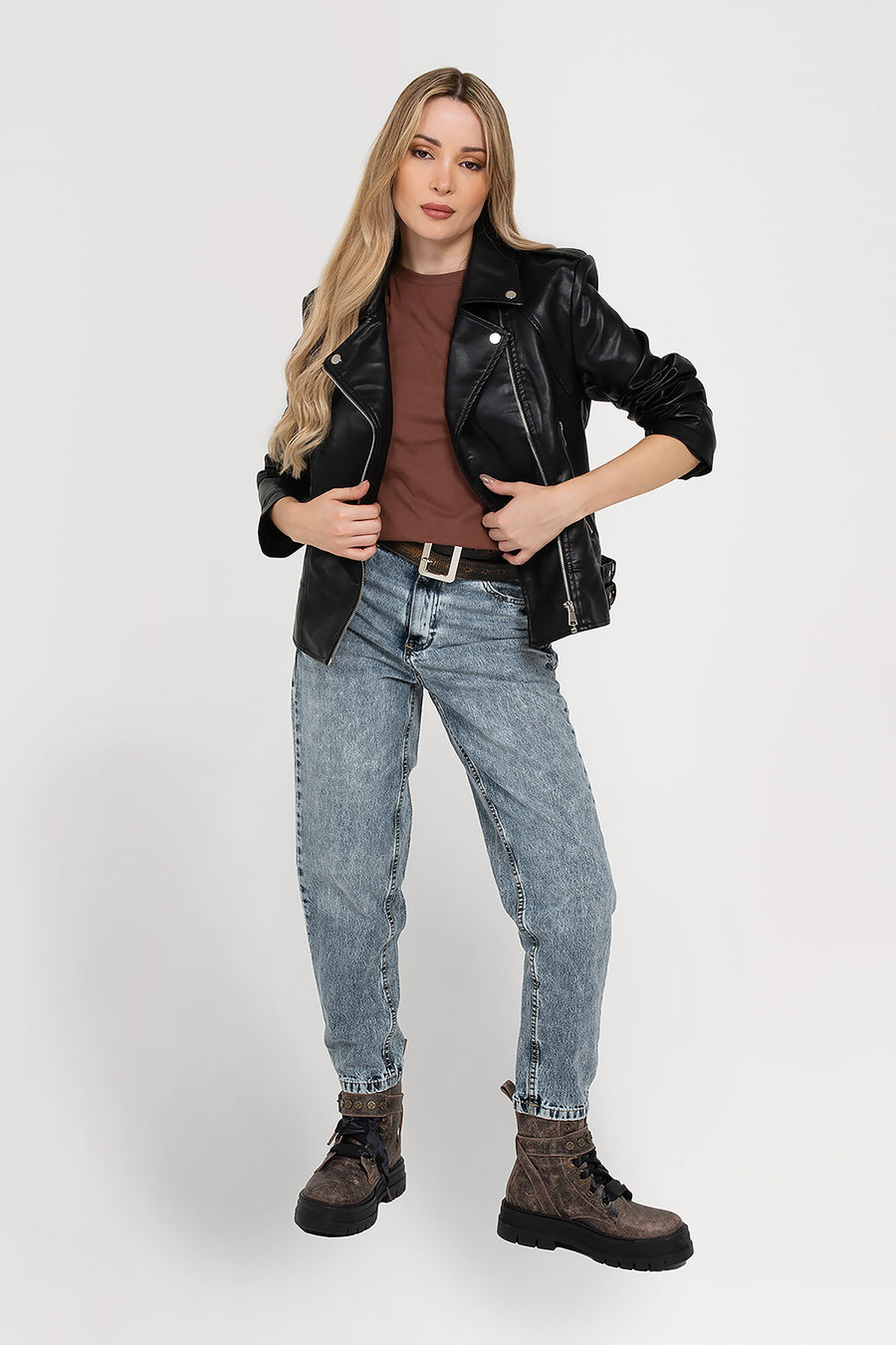 Modelo posando con Campera Ruby de PU color negro con cierres metálicos.