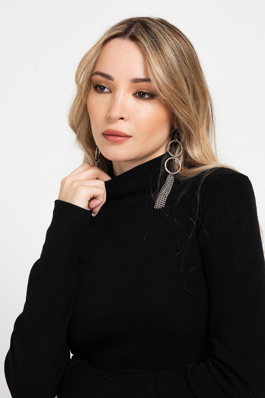 Foto plano medio de modelo posando con Remera Nairobi media polera manga larga, color negro. 