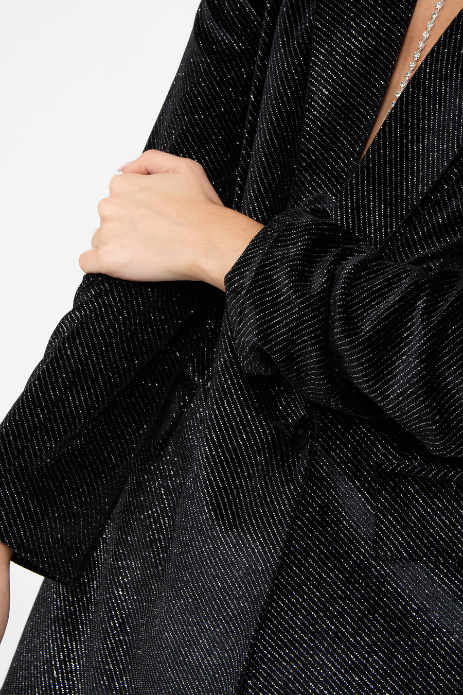 Foto detalle de Blazer Scarlett cruzado con silueta oversize, con reproceso de foil negro. Largo modular debajo de la cadera.