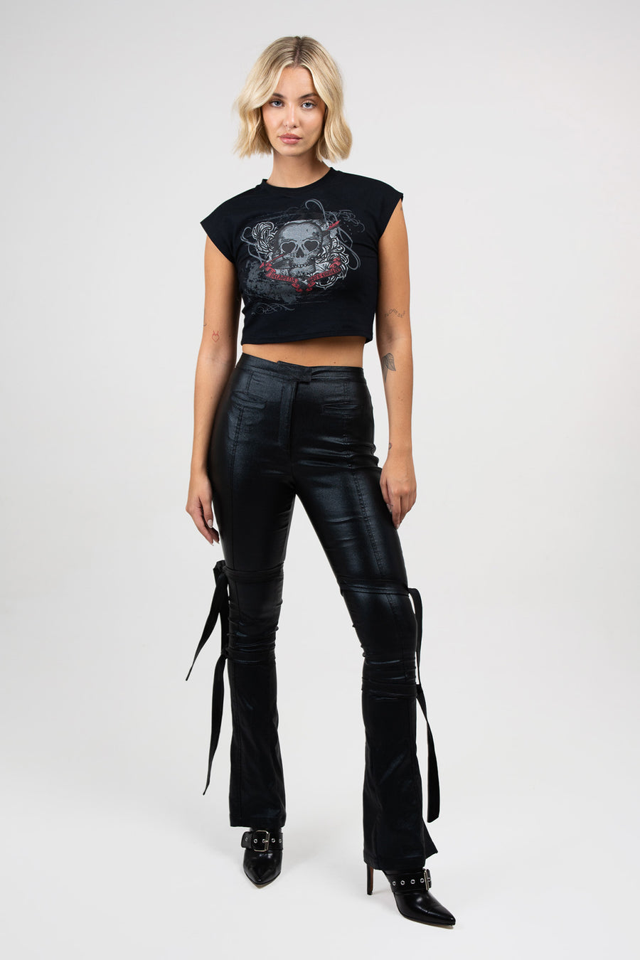 Modelo posando con Pantalón Eris de bengalina con tiras, color negro.