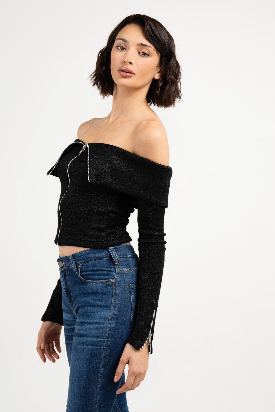 Modelo posando de perfil con Sweater Ulfred americano de noche, con cuello bote y cierre, color negro.