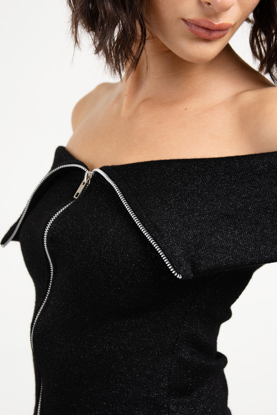 Detalle de modelo posando con Sweater Ulfred americano de noche, con cuello bote y cierre, color negro.