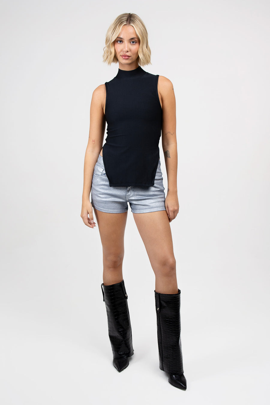 Modelo usando Top Lucius ajustado sin mangas con recortes en el lateral.