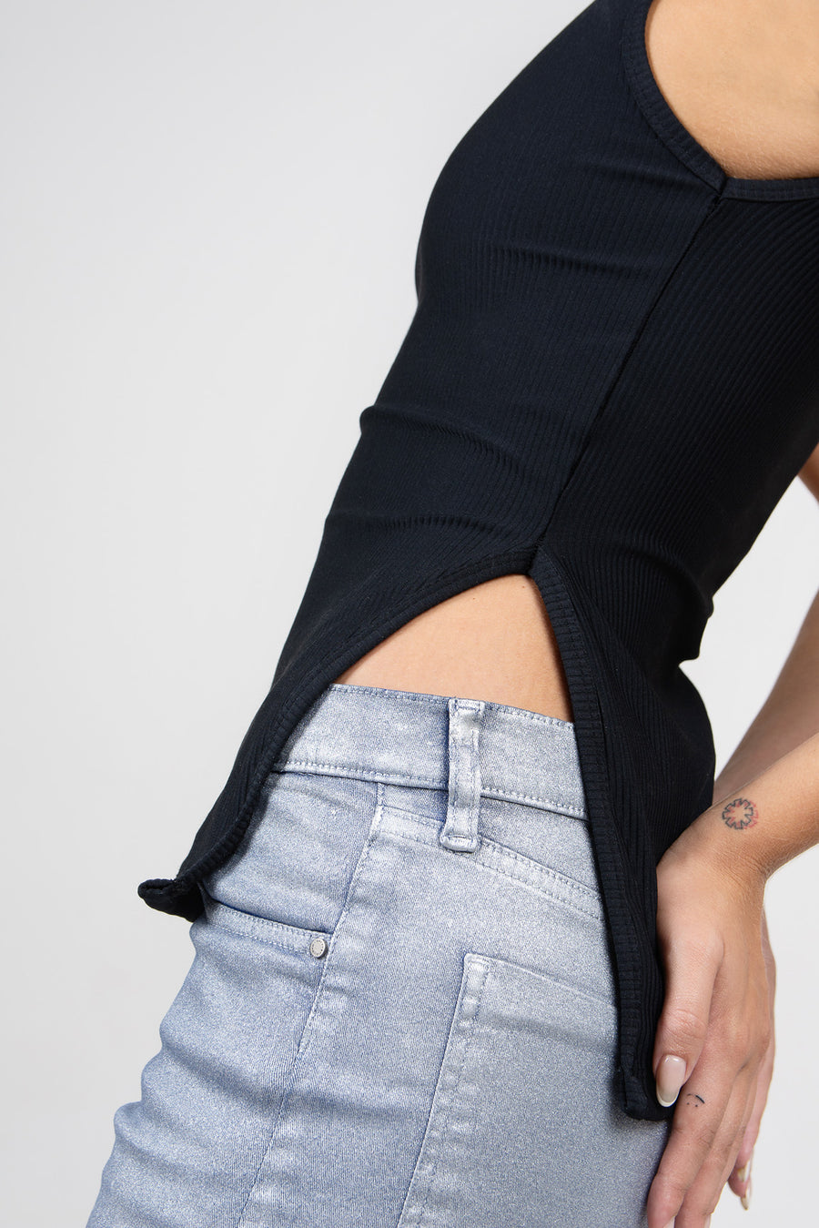 Foto detalle de Top Lucius ajustado sin mangas con recortes en el lateral.